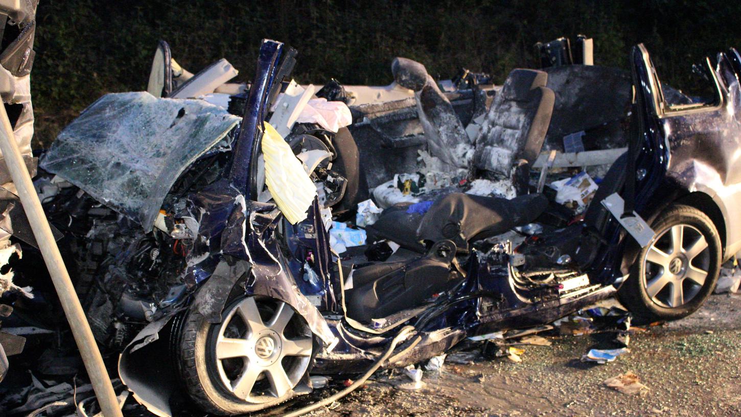Die VW-Fahrerin erlitt bei dem Aufprall derart schwere Verletzungen, dass sie noch am Unfallort verstarb.