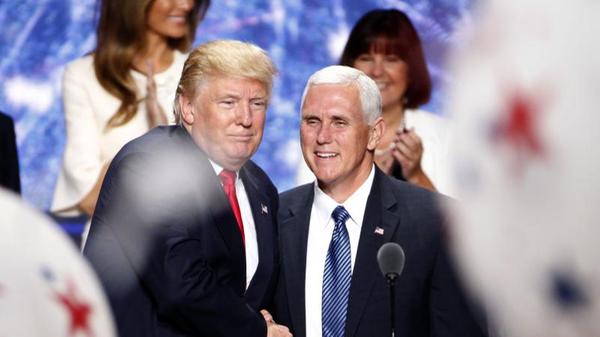 Der Vizepräsident ist einer der wichtigsten Männer in der Umgebung Trumps. Mike Pence, zuvor Gouverneur des Bundesstaates Indiana, kommt nicht zuletzt deshalb eine Schlüsselrolle zu, weil er sich – anders als Trump – im politischen Washington auskennt und viele Kontakte hat. Pence gilt als erzkonservativer Republikaner.