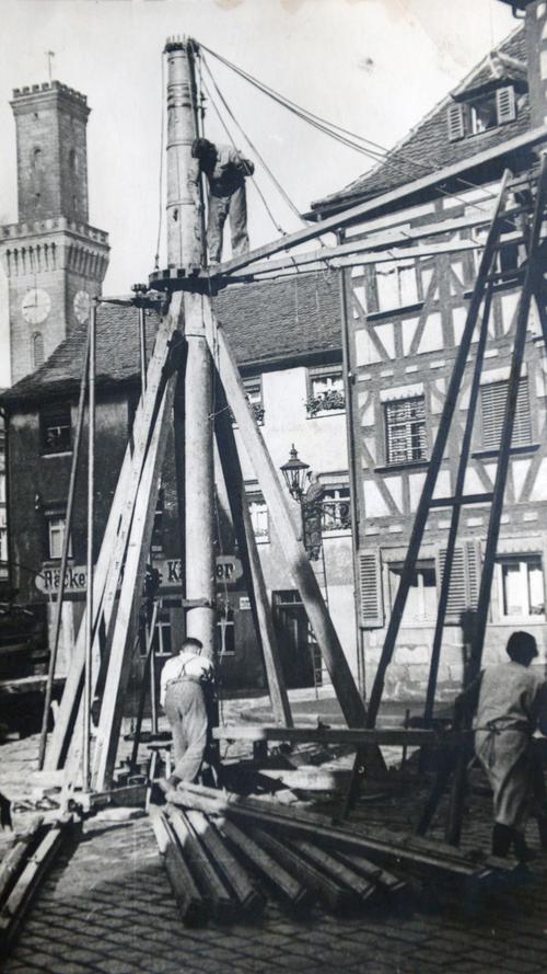 Aufbau der Michaelis-Kirchweih 1935, im Hintergrund das Rathaus.