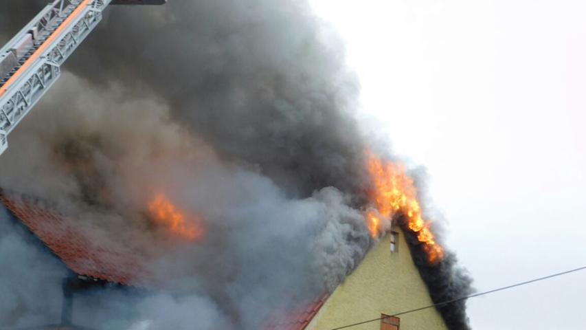 Rauchsäule über Langenzenn: Einfamilienhaus in Flammen