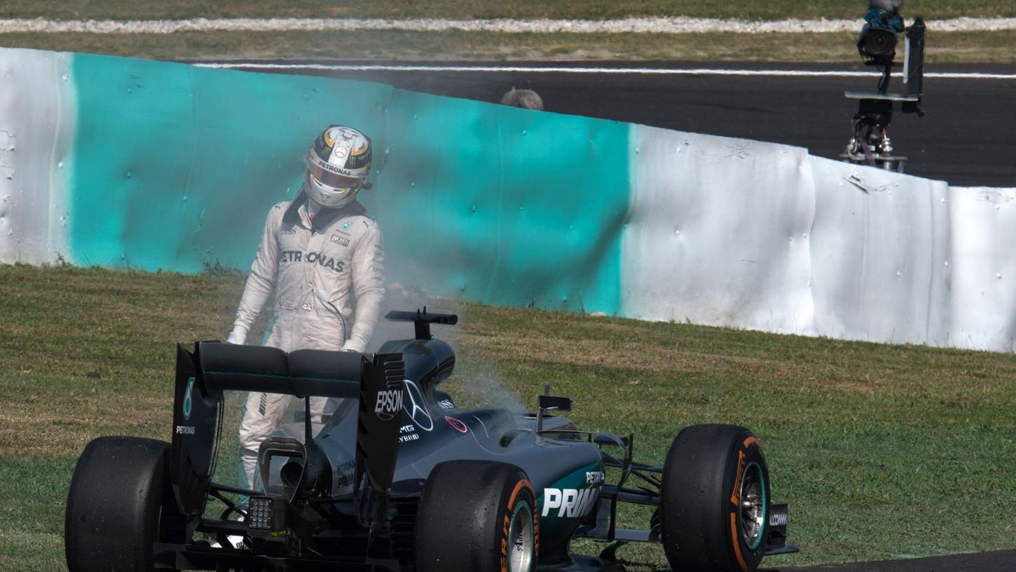 Formel-1-Weltmeister Lewis Hamilton fühlt sich vom Pech verfolgt.