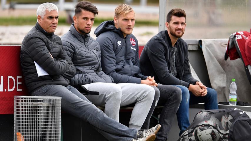 Die verletzten Lukas Mühl und Enis Alushi sahen sich zusammen mit dem geschonten Hanno Behrens die zähe Partie am Trainingsgelände des 1. FC Nürnberg an.