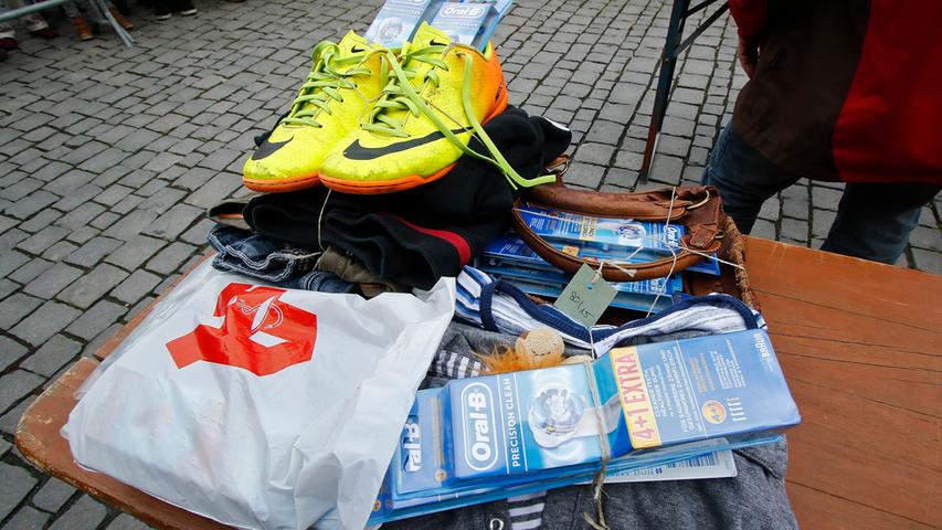 Schuhe, Räder und Zahnbürsten: Forchheim versteigert Fundsachen