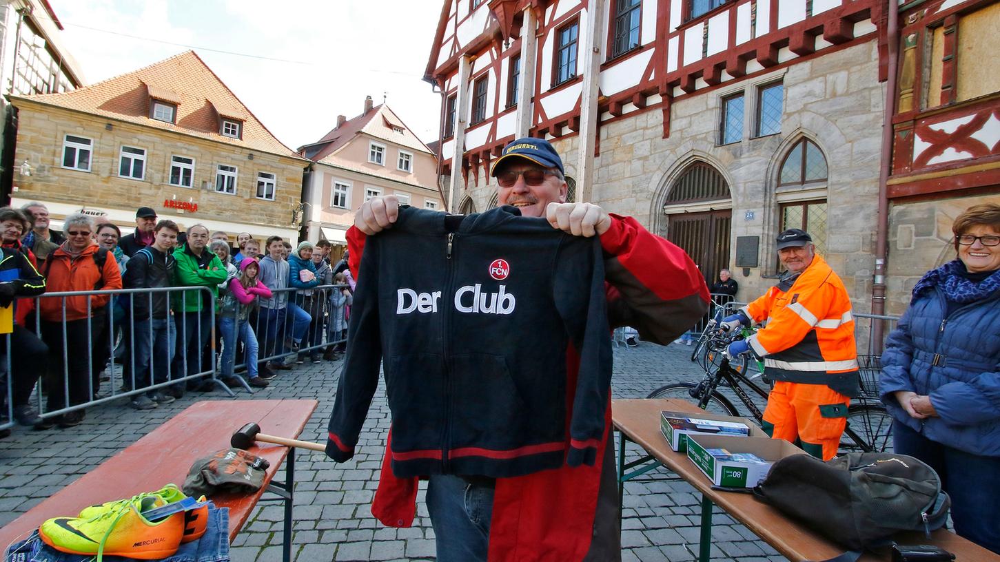 Überreste eines Fan-Daseins: Auch diese Jacke des Nürnberger Clubs suchte auf der Versteigerung nach einem neuen Besitzer.