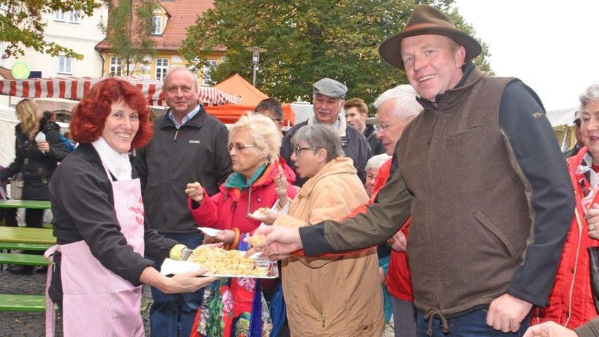Landfrauen und Alpakas auf dem Schwabacher Regionalmarkt