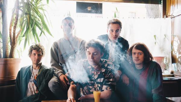 Von Wegen Lisbeth ist eine deutsche Indie-Pop-Band aus Berlin. Die fünf Jungs begeistern mit handgemachter Musik. Dazu liefern sie feinsinnige Texte, die stets zwischen bitterer Ironie und Großstadtmelancholie liegen.