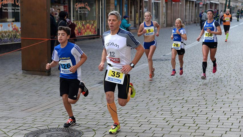 Rund 170 Läuferinnen und Läufer gingen beim 33. Kärwalauf des LAC Fürth an den Start.