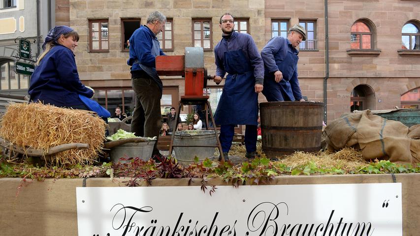 Die "Bayerische Jungbauernschaft Landjugend Gutzberg-Großsweismannsdorf" war mit einer Fußgruppe dabei und zwei Festwagen. Sie präsentierten eine Erntekrone und fränkisches Brauchtum.