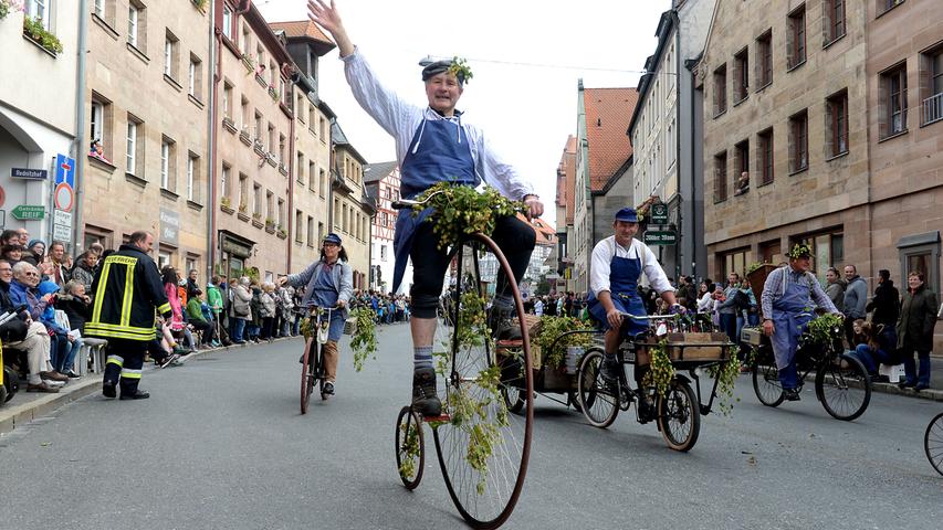 Zum Staunen brachten die Mitglieder des Vereins Historische Fahrräder Fürth Nürnberg die Zuschauer...