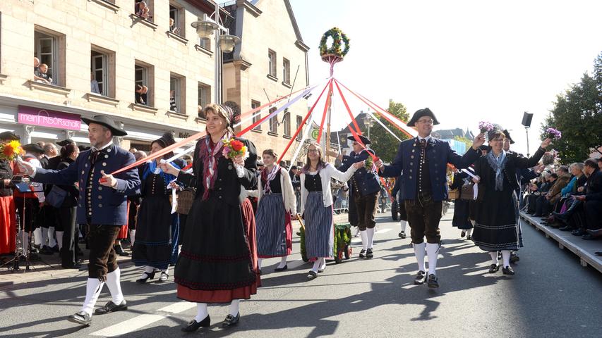 Die Volkstanzgruppe Eschenbach präsentierte sich mit einem Bänderbaum, Dreispitz und einer Erntekrone.