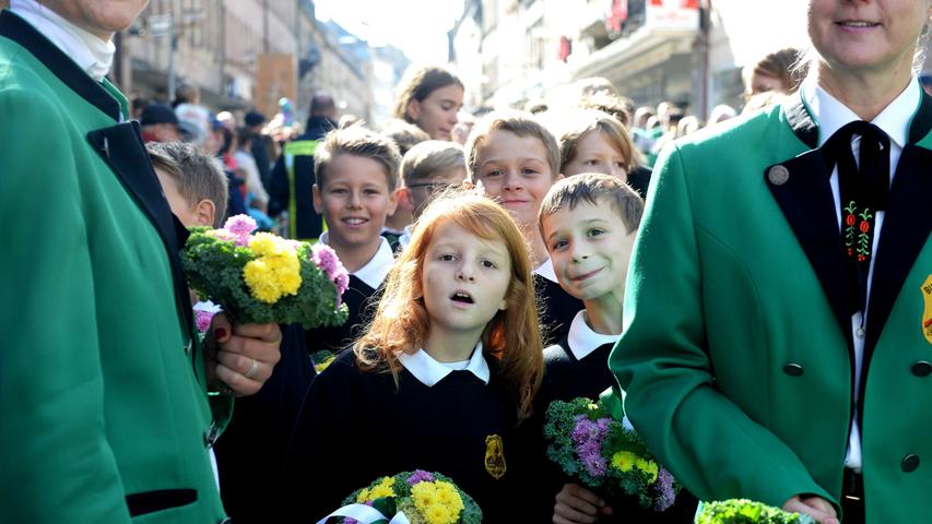 Mit Blumensträußen winkten die Kinder den Zuschauern.
