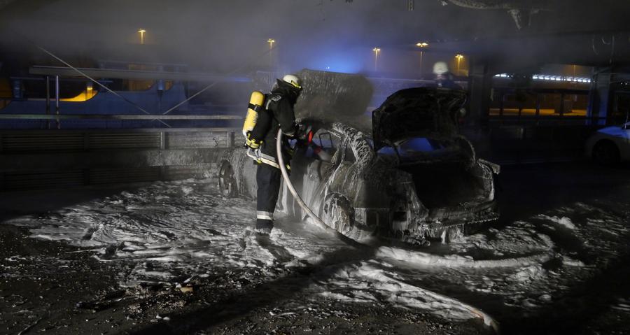 Auto brennt in Schwabacher Parkhaus völlig aus