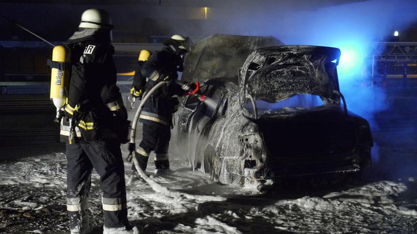 Auto brennt in Schwabacher Parkhaus völlig aus
