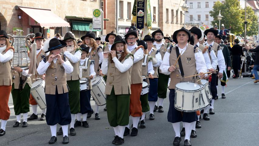 Trommeln zieht die Wagnertanzgilde in mittelalterlichen Kostümen durch die Straßen.