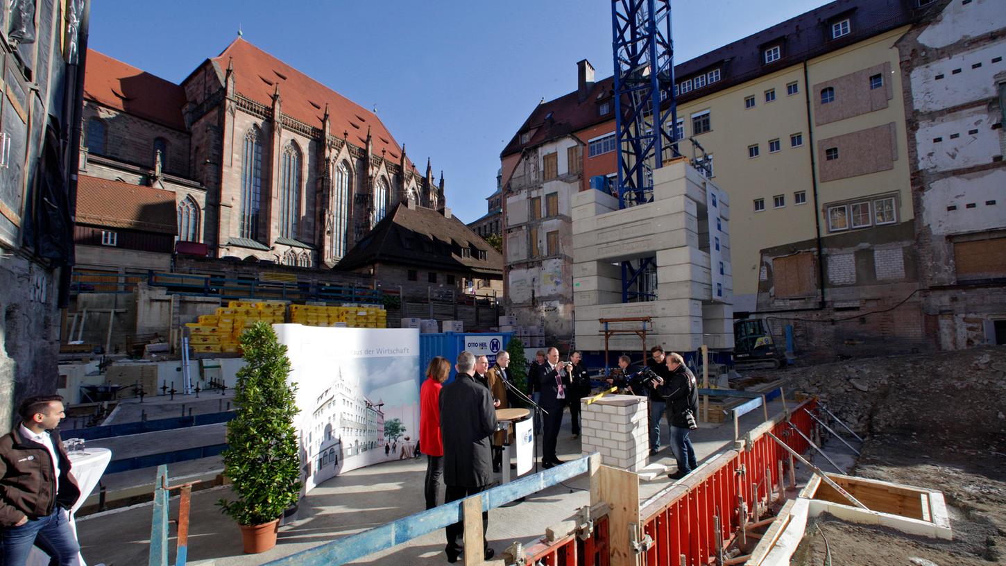 Am Montag wurde der Grundstein für das neue "Haus der Wirtschaft" am Hauptmarkt gelegt. 