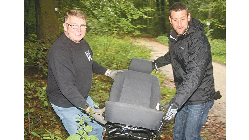 Unschöne Fundsache: Enduroclub-Chef Stephan Ruf und Kreisverkehrswachtsmitglied Gernot Tutsch haben zwar was übrig für motorisierte Gefährte, aber ein Autositz im Wald ist für sie eindeutig „eine Sauerei“. Unschöne Fundsache: Enduroclub-Chef Stephan Ruf und Kreisverkehrswachtsmitglied Gernot Tutsch haben zwar was übrig für motorisierte Gefährte, aber ein Autositz im Wald ist für sie eindeutig „eine Sauerei“.