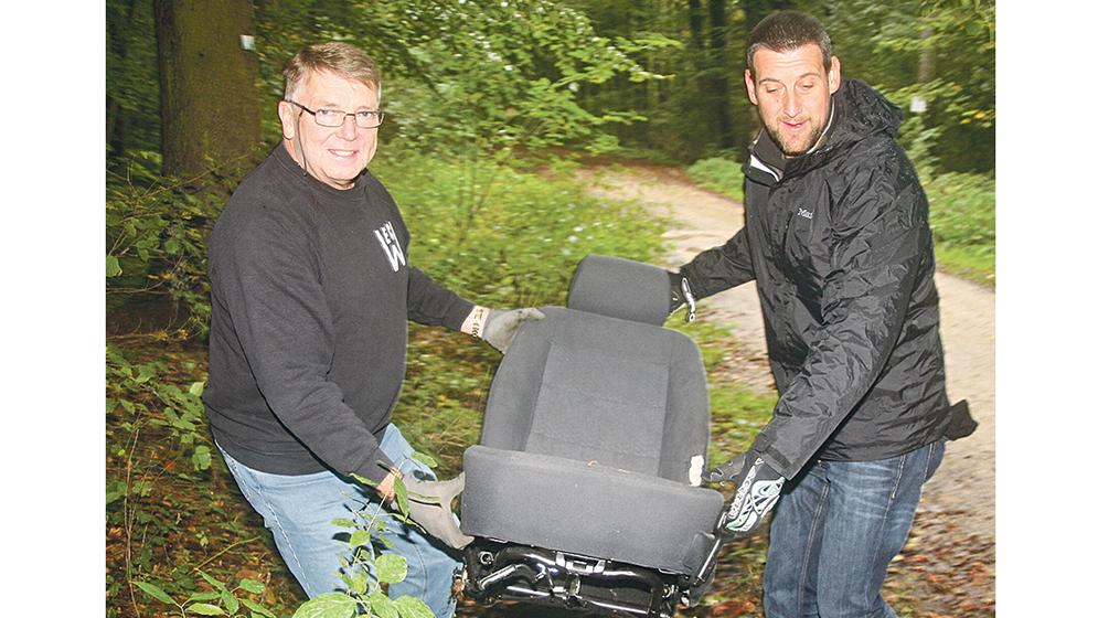 Ein Autositz im Stadtwald