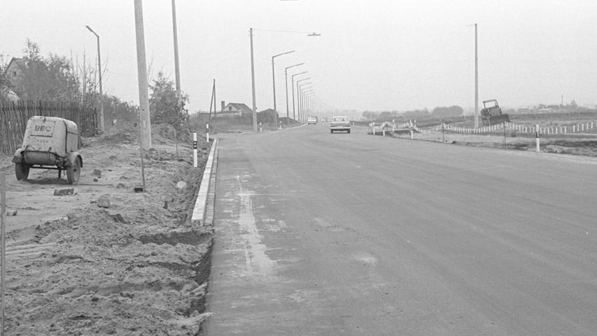 Gestern haben die Nürnberger Autofahrer eine breite Straße bekommen, die von Osten nach Westen quer durch das halbe Knoblauchsland führt.     Hier geht es zum Artikel vom 14. Oktober 1966: Quer durch die Äcker
