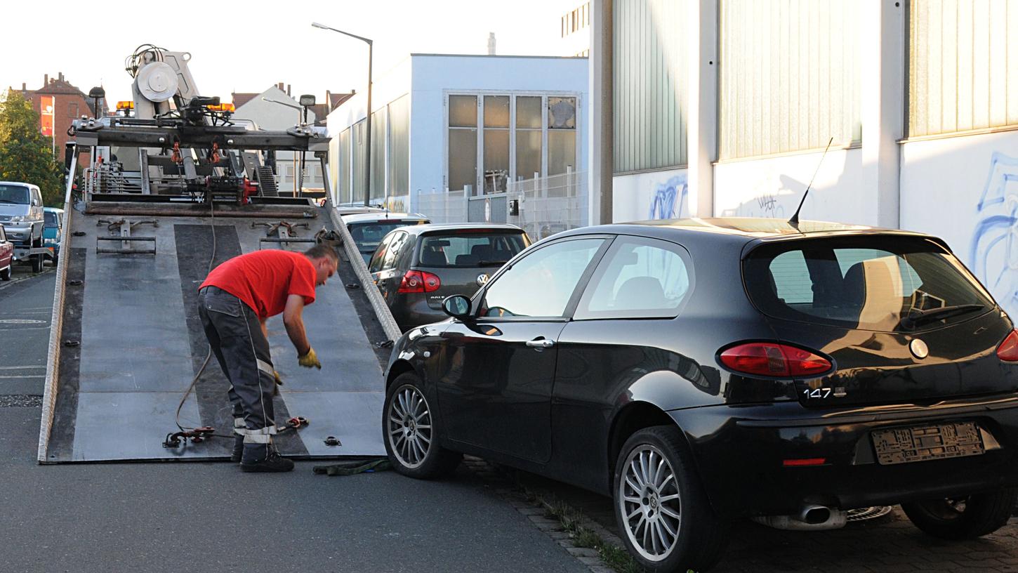 Um gegen das wilde Parken der Autohändler rund um die Fuggerstraße anzukämpfen, werden regelmäßig Fahrzeuge abgeschleppt. (Archivbild vom 19. Juli 2016)