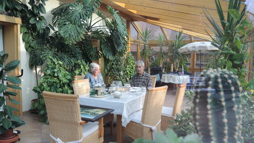 Ihr persönlicher Rückzugsort ist der 60 Quadratmeter große Wintergarten von Edith (74) und Johann Herrmann (78). Seit 1969 lebt die Nürnbergerin in zwei Häuser Weiler. Abends beobachten beide gerne die Sterne durch das Glasdach, am Tag laden sie schon mal Wanderer auf eine Tasse Kaffee ein.