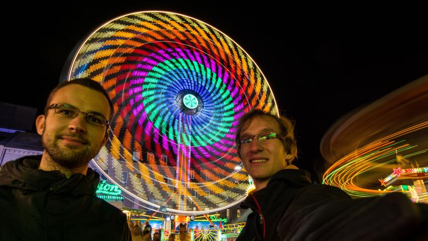 Riesenrad im Farbenrausch: Nico Moroff (re., 24) und Timo Meinderink (27) sind beide aus Fürth.
