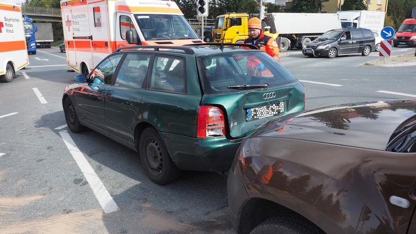Geländewagen schiebt in Weißenburg drei Autos ineinander