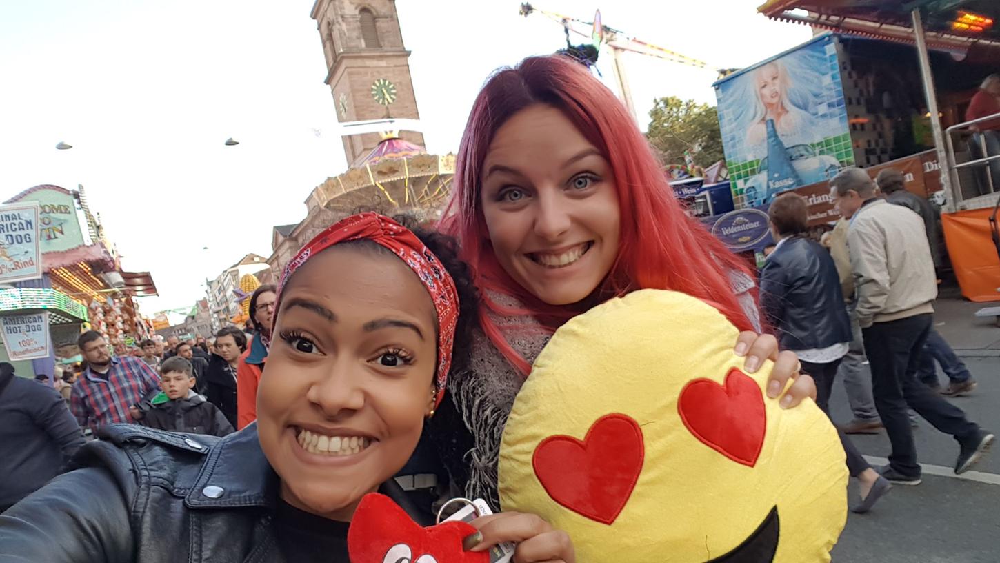 Kimberly Beil aus Fürth (links) und Denise Riedel aus Nürnberg waren die Gewinner beim Kärwa-Selfie-Voting der Fürther Nachrichten 2016.
