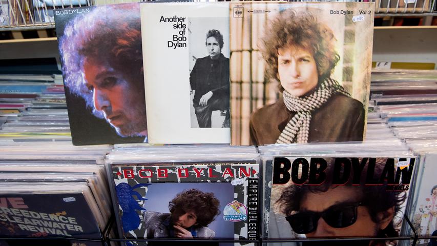 Der Folksänger blickt auf ein schaffensreiches Leben zurück. 1962 erschien sein erstes Album "Bob Dylan".