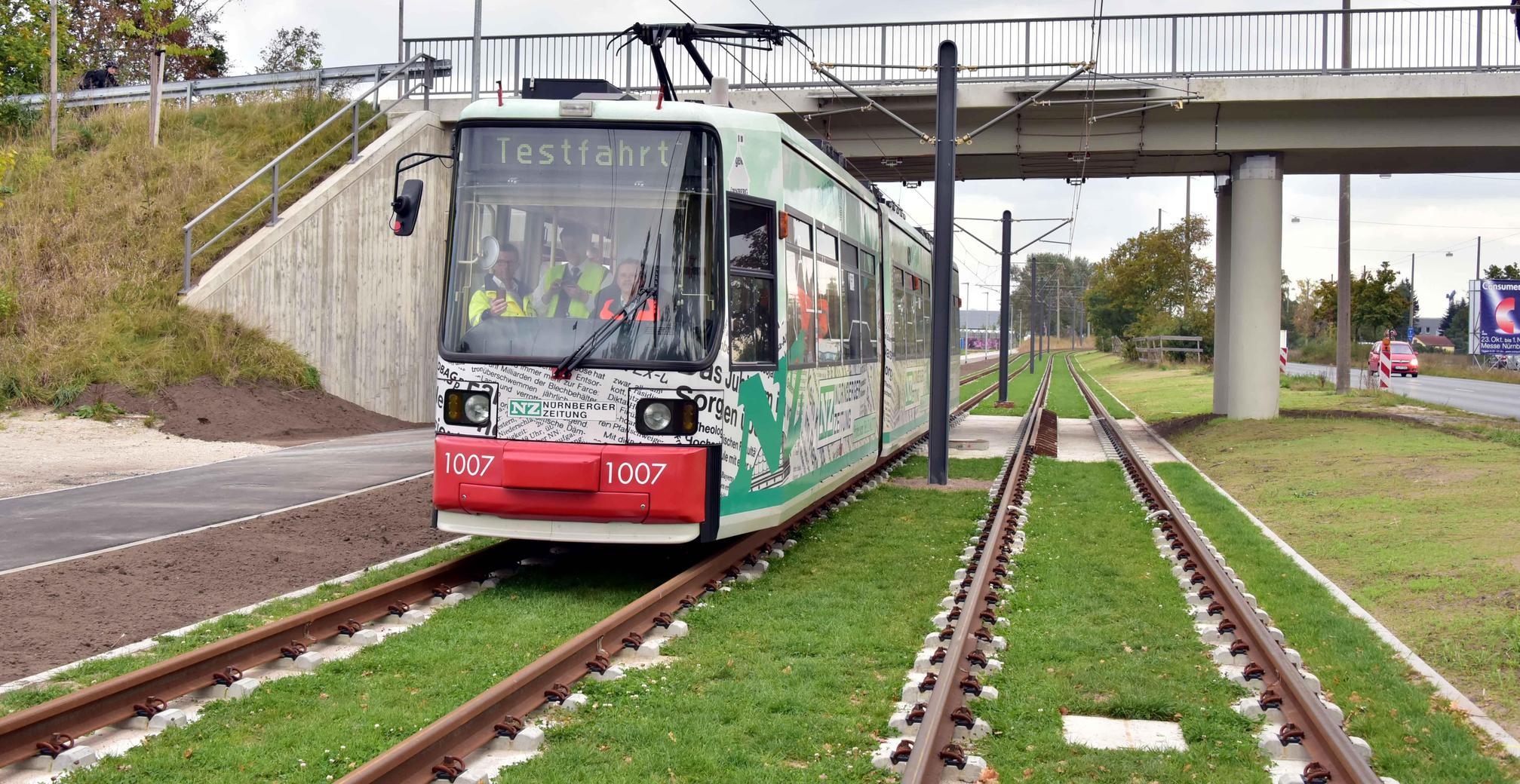 Die erste Tram testet schon mal die neue Linie 4