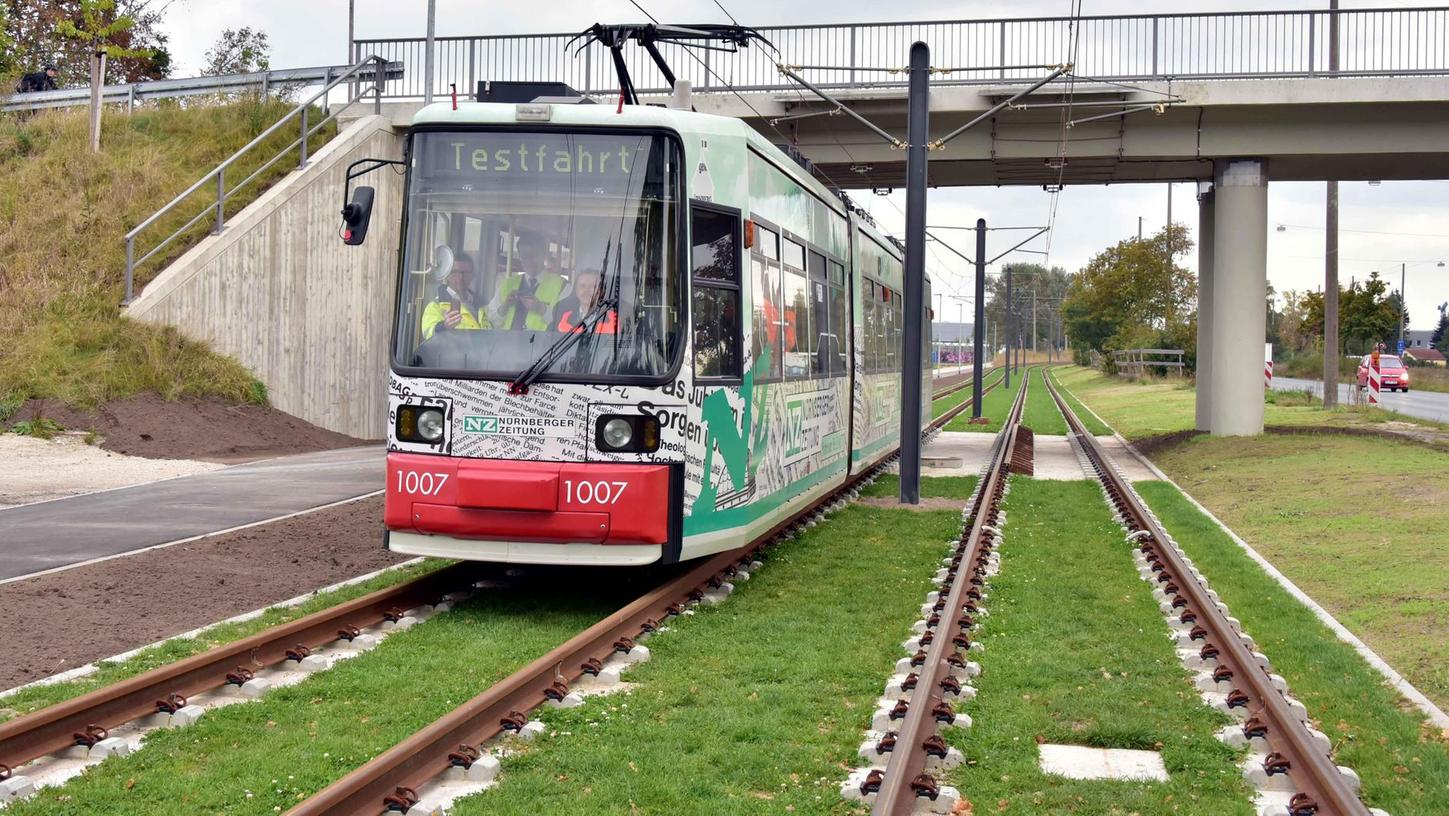 Bahn frei: Auf der neuen Straßenbahnstrecke von Thon nach Am Wegfeld war im Oktober 2016 bereits eine erste Tram unterwegs.