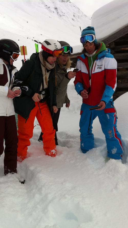 Skilehrer Hannes Walser erklärt einer Teilnehmerin am Kurs „Freeriden für Ladies“, wie man anhand eines Suchgeräts Lawinenopfer orten kann.