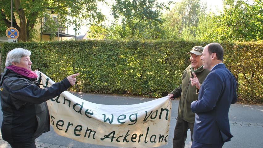 Damit hatte Markus Söder nicht gerechnet: Als er in Ebermannstadt eintraf, um offiziell das neue Breitbandprogramm in Betrieb zu nehmen, erwarteten ihn rund 60 Demonstranten, die ihn als "Heimatzerstörungsminister" bezeichneten und gegen die Ostspange protestierten.