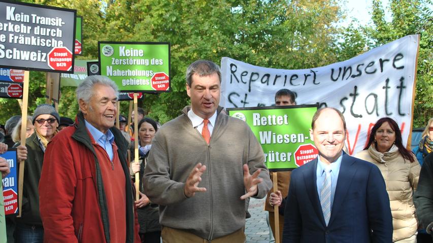 Damit hatte Markus Söder nicht gerechnet: Als er in Ebermannstadt eintraf, um offiziell das neue Breitbandprogramm in Betrieb zu nehmen, erwarteten ihn rund 60 Demonstranten, die ihn als "Heimatzerstörungsminister" bezeichneten und gegen die Ostspange protestierten.
