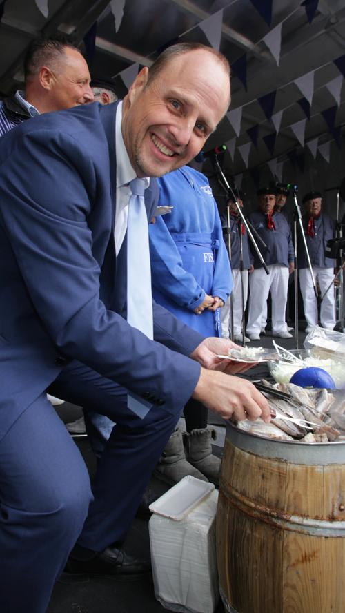 Matjes, Hering und Co. : Fischtage am Nürnberger Jakobsplatz eröffnet