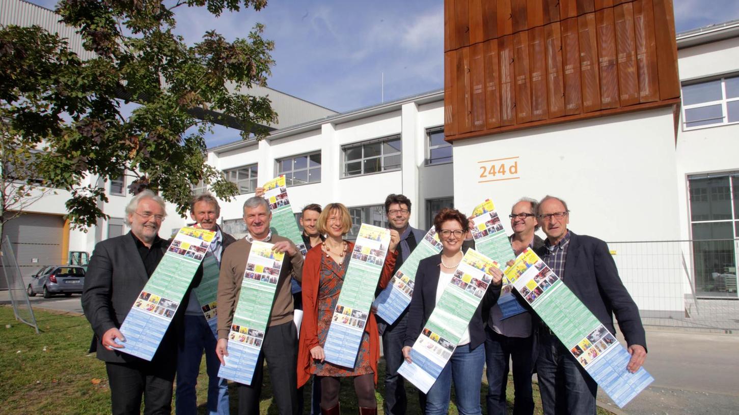 Ein Gruppenbild der verantwortlichen Kreativkräfte mit den neuen "Auf AEG"-Flyern: Ganz links KuF-Chef Jürgen Markwirth, ganz rechts Hans Hunglinger vom KinderKunstRaum.