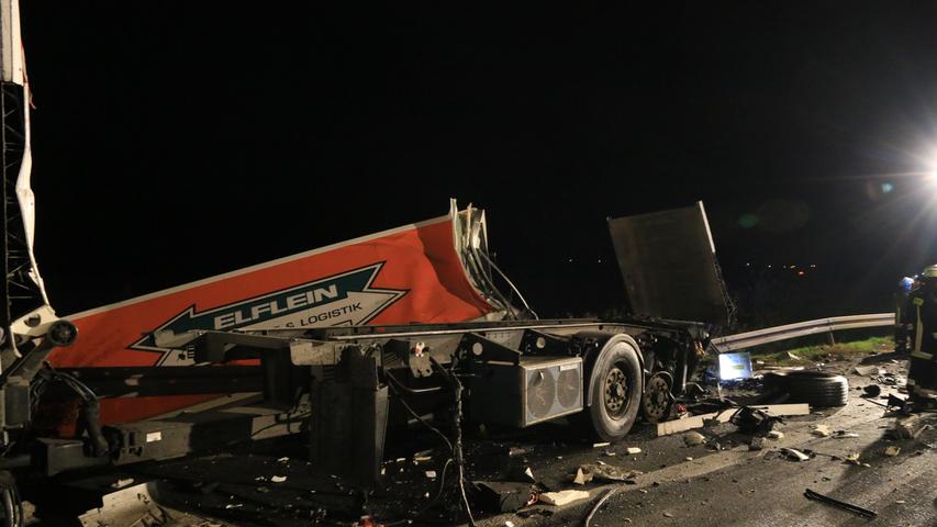 Trümmerfeld auf der A70: Transporter kollidiert mit haltendem Laster