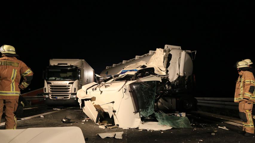 Trümmerfeld auf der A70: Transporter kollidiert mit haltendem Laster