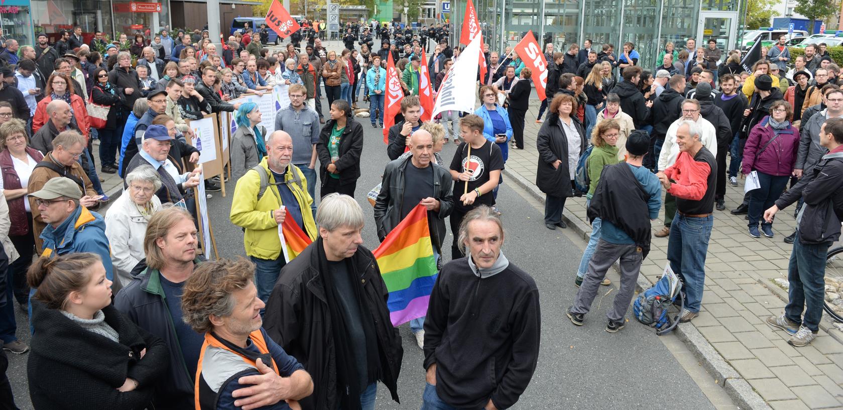 In Fürth ist kein Platz für Fremdenhass: Die Demonstranten an der Hardhöhe zeigen Flagge gegen Rechts.