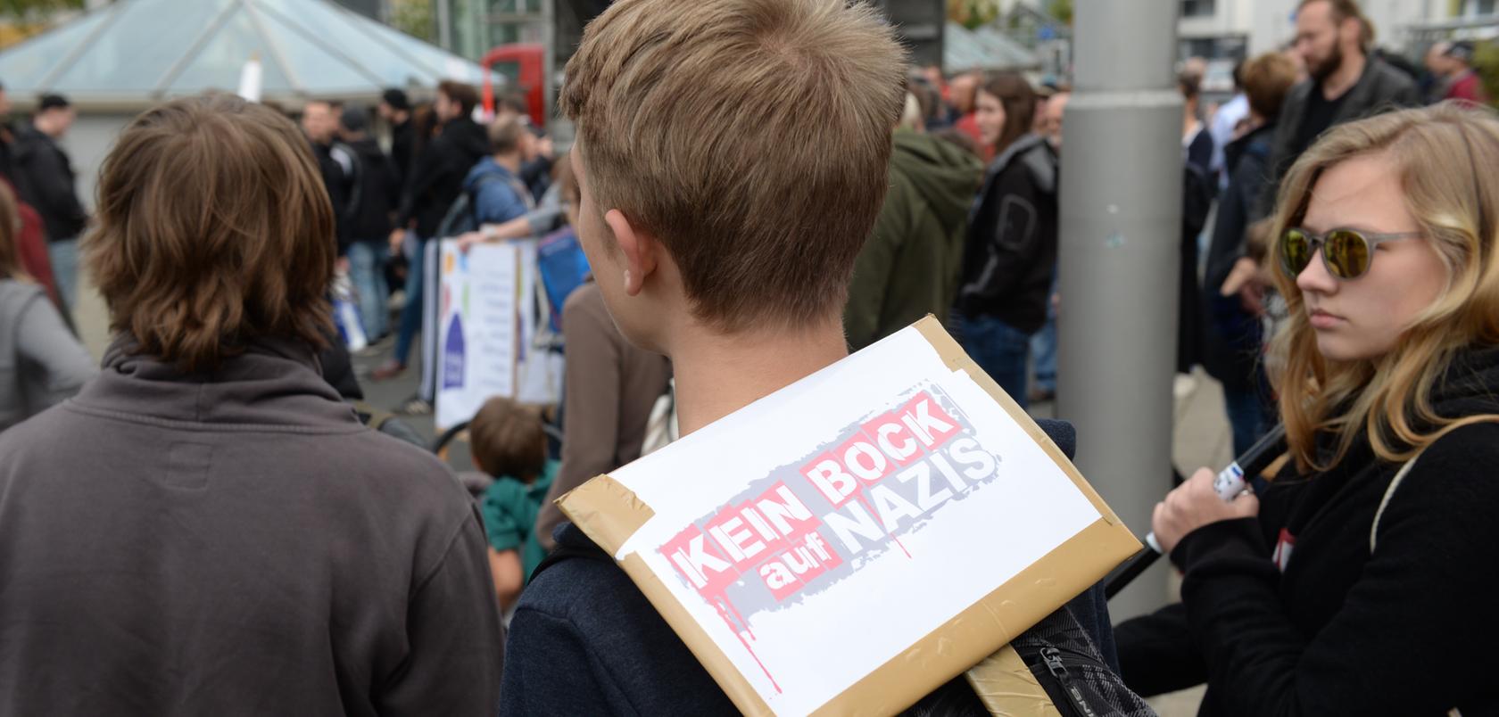 "Kein Bock auf Nazis": Gegendemonstranten am Samstag. "Kein Bock auf Nazis": Gegendemonstranten am Samstag.