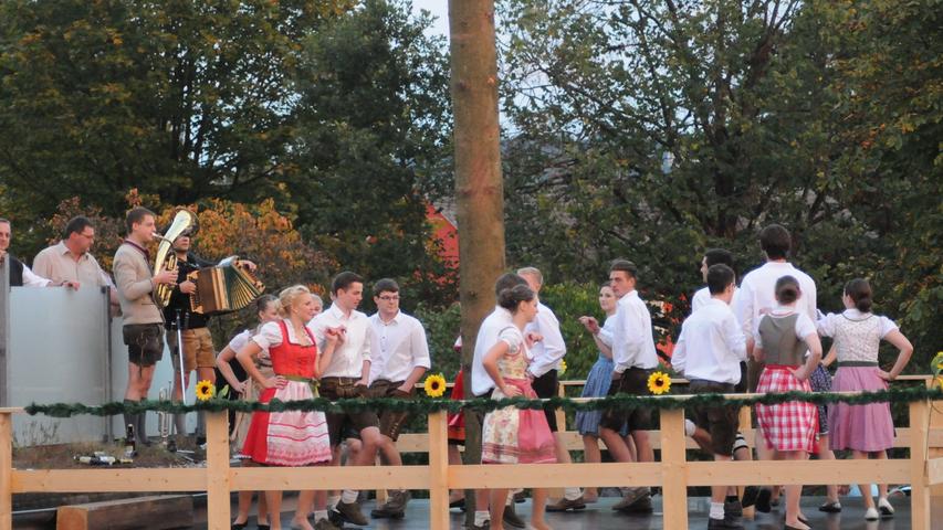 Auf der Bühne rund um den Kirwa-Baum, den sie vorher aufgestellt hatten, tanzten die Holzheimer Moila und Buam das Kirwapaar aus.