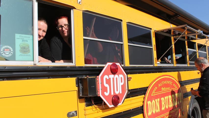 Nicole Göpfrich (links) und Heike Fürle versorgten ihre Gäste aus einem gelben amerikanischen Schulbus mit mexikanischen Burritos.