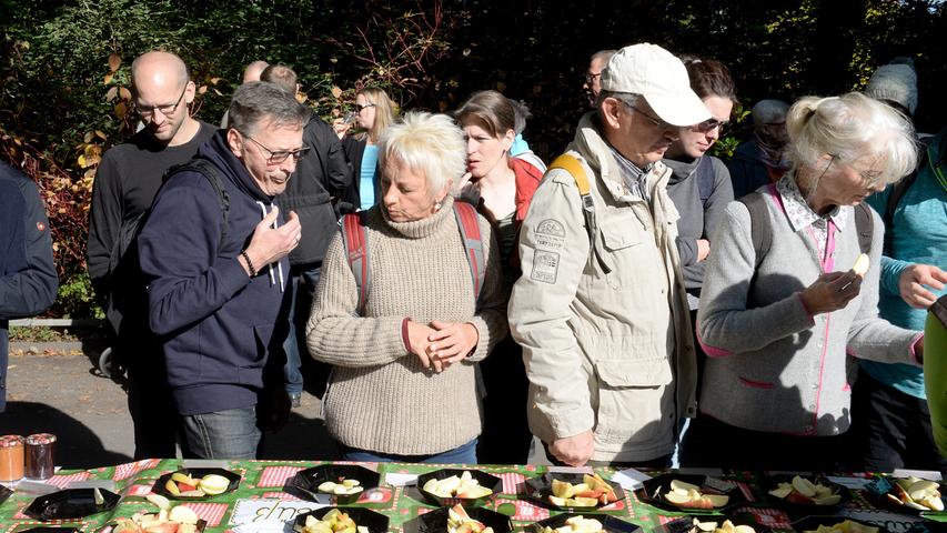 Besonders die Sortenvielfalt hat es den vielen Besuchern des Fürther Apfelmarktes angetan, aber auch der Genuss von leckeren Küchlein, Säften und Apfel-Secco kam nicht zu kurz.