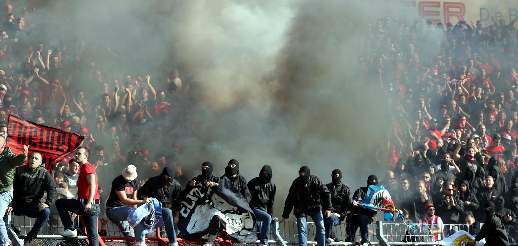 Dichter Rauch stieg aus dem Gästeblock auf: Die Fans des 1. FC Nürnberg fielen in Karlsruhe unangenehm auf.