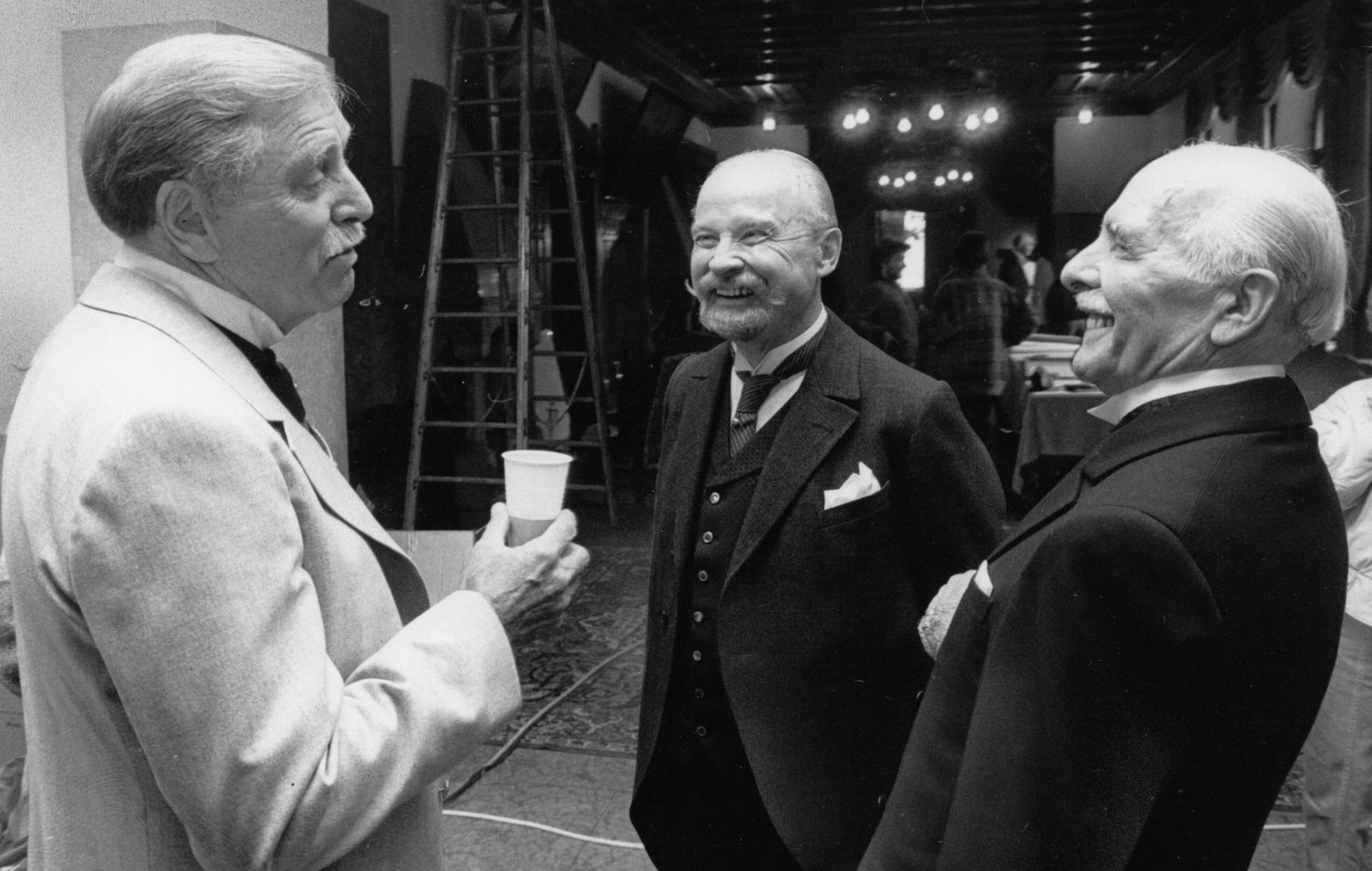 Kaffeeplausch mit Statisten im Faber-Castell-Schloss von Stein: Burt Lancaster spielte in der 1986 gedrehten, mehrteiligen Familiensaga "Väter und Söhne" von Bernhard Sinkel das Familienoberhaupt und Firmengründer Carl Julius Deutz.