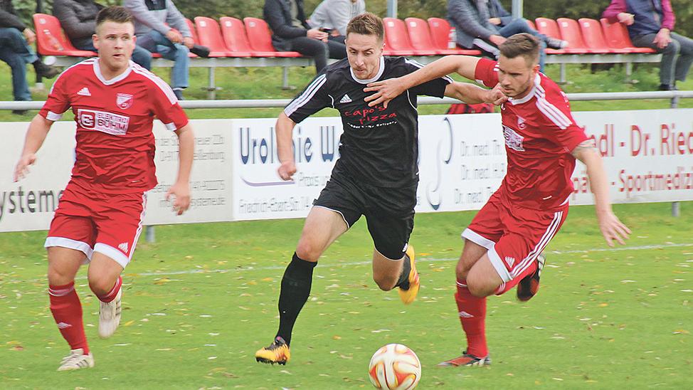 Stets bemüht, aber zunächst wenig effektiv: Der TSV 1860 Weißenburg war im Spiel gegen den TV Büchenbach optisch überlegen, die Tore schossen aber zunächst die Gäste. Den TSV-Sechzigern gelang aber mit starker Moral noch der Ausgleich. Unser Bild zeigt Sebastian Walter im Duell mit zwei Büchenbachern Abwehrspielern.
Stets bemüht, aber zunächst wenig effektiv: Der TSV 1860 Weißenburg war im Spiel gegen den TV Büchenbach optisch überlegen, die Tore schossen aber zunächst die Gäste. Den TSV-Sechzigern gelang aber mit starker Moral noch der Ausgleich. Unser Bild zeigt Sebastian Walter im Duell mit zwei Büchenbachern Abwehrspielern.