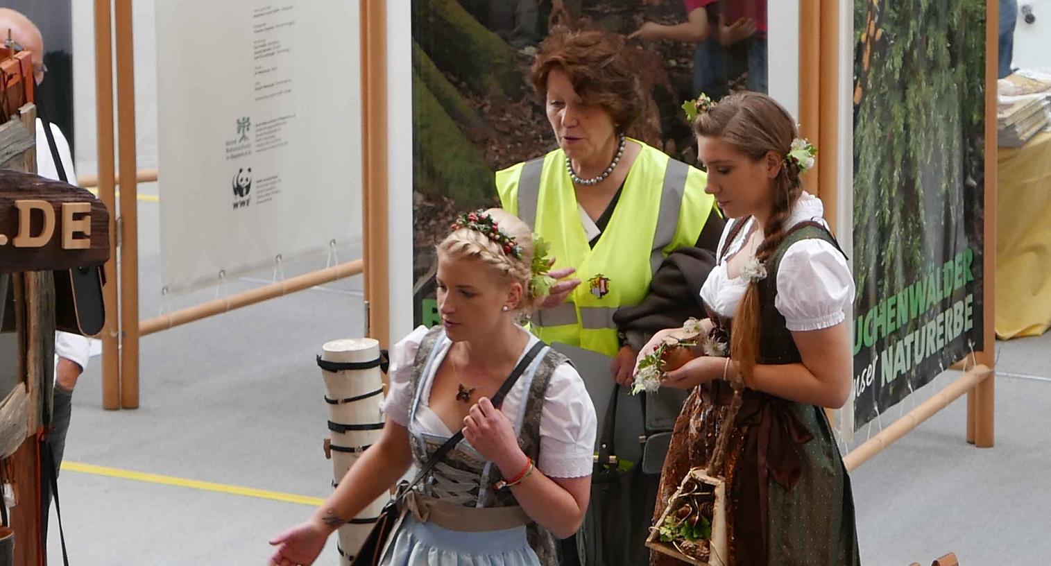Mit Messemanagerin Roswitha Lugert (Mitte) bummelten die Holzfeen Johanna Sussmann (l.) und Jasmin Brunner durch die Hallen mit faszinierendem Kunsthandwerk und über die Mit Messemanagerin Roswitha Lugert (Mitte) bummelten die Holzfeen Johanna Sussmann (l.) und Jasmin Brunner durch die Hallen mit faszinierendem Kunsthandwerk und über die