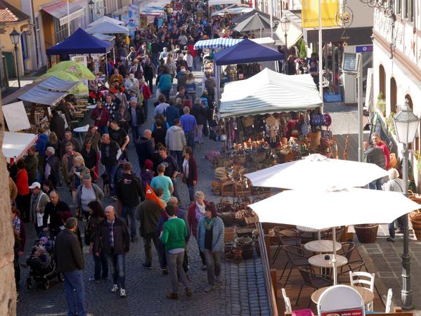 Auch der Jahrmarkt in der Altstadt lockte bei Kaiserwetter Gäste aus den Metropolregionen Nürnberg und Würzburg sowie deren weitem Umland an. Auch der Jahrmarkt in der Altstadt lockte bei Kaiserwetter Gäste aus den Metropolregionen Nürnberg und Würzburg sowie deren weitem Umland an.