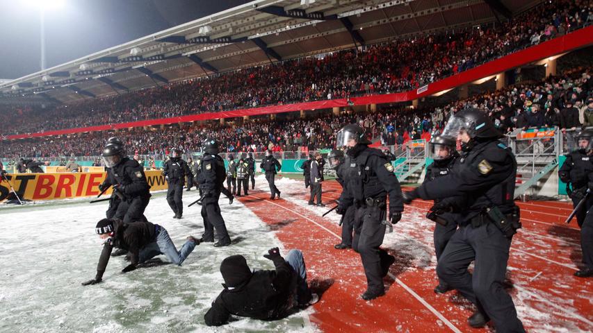 Beim Derby im DFB-Pokal stürmten rund 100 Zuschauer den Innenraum des Stadions und versuchten, in den Gästeblock zu gelangen. Die Polizei war schnell zur Stelle und verhinderte Schlimmeres. Bezeichnend: Der Verein akzeptierte die Strafe und legte keine Berufung ein - was einen ebenfalls diskutierten Teilausschluss einiger Fan-Blöcke verhinderte.