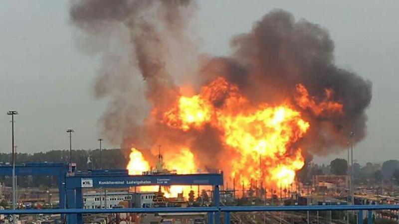Dunkle Rauchwolken steigen in Ludwigshafen auf dem Gelände des Chemiekonzerns BASF auf. Bei einer gewaltigen Explosion und Bränden auf dem Gelände des Chemieriesen ist mindestens ein Mensch ums Leben gekommen.