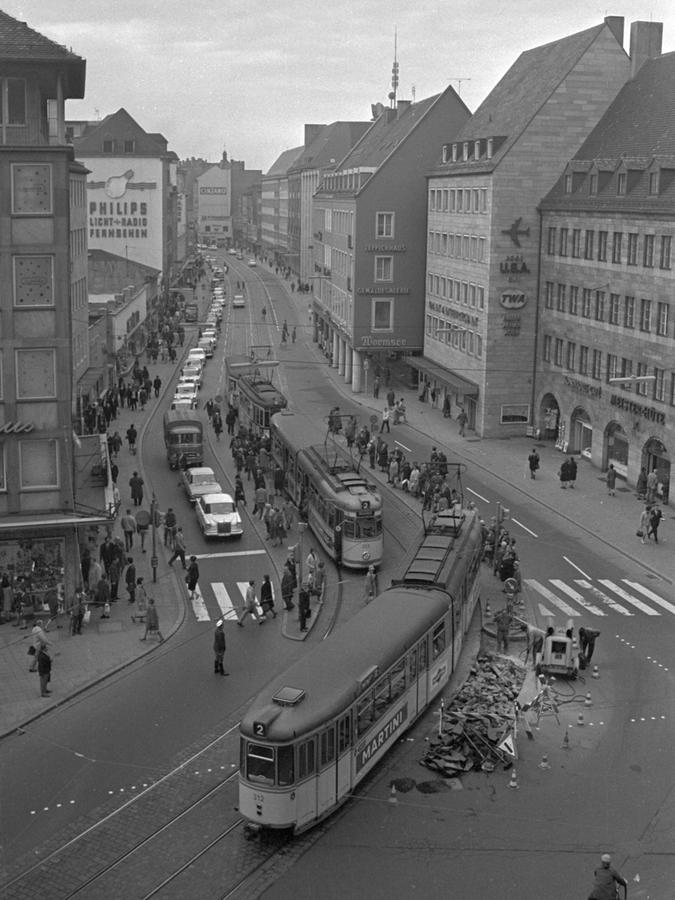 18. Oktober 1966: Autos kreisen ums Geschäftszentrum
